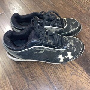 UA Sports Cleats Baseball / Softball Youth 2Y Black and White USED